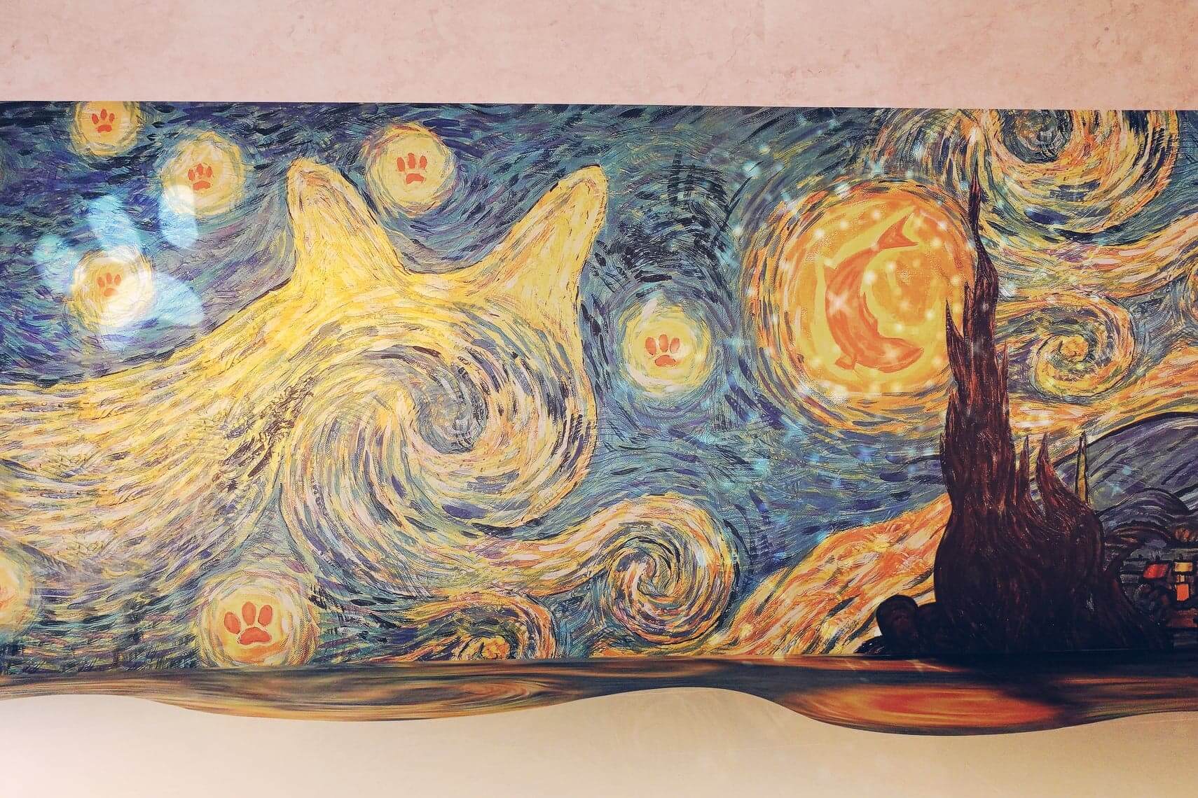 全球首展、長達8米的《貓星 夜》:與貓咪們一同感受喵城浪漫星空,配 上幻彩燈影效果,璀璨奪目!