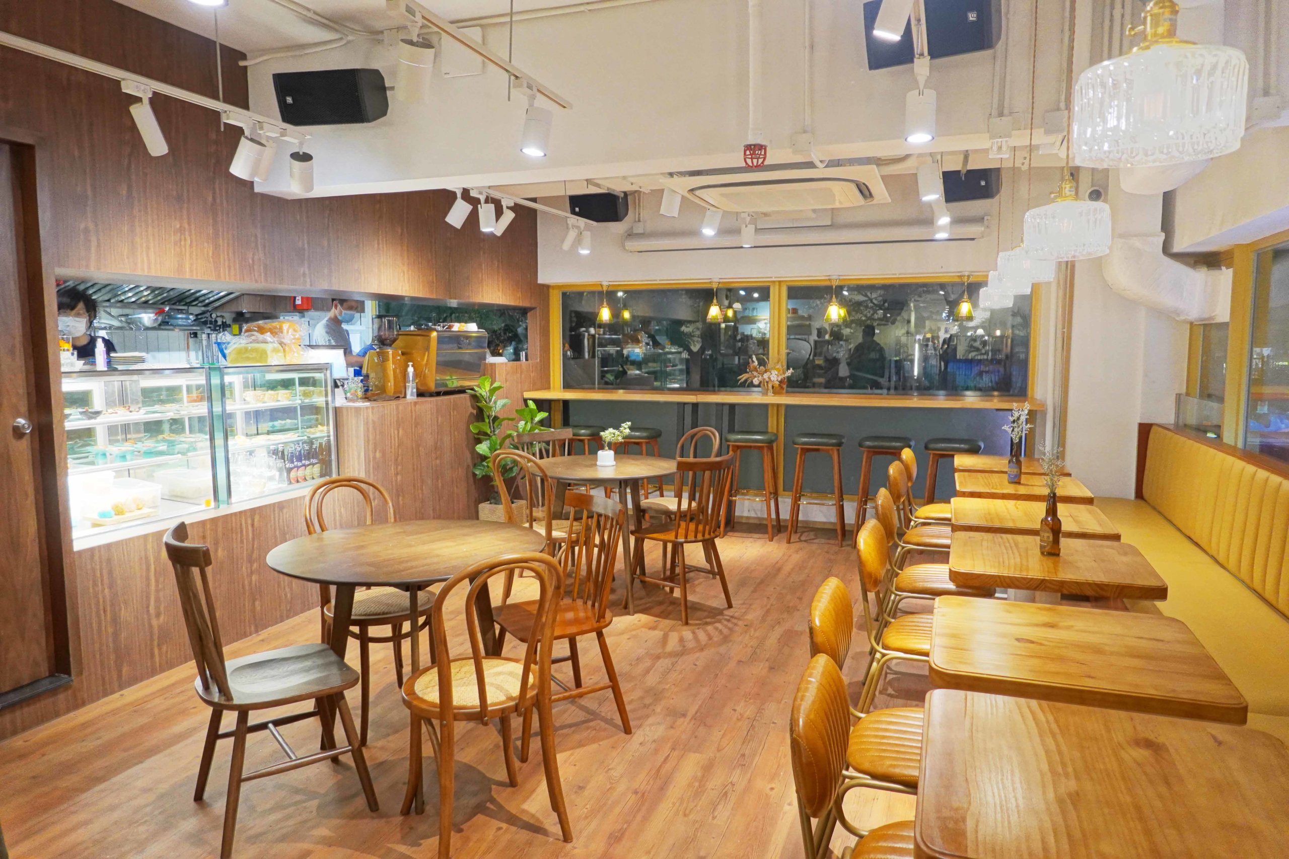 店內均是木家具，連牆身及梳化都是木色，十足京都的喫茶室！