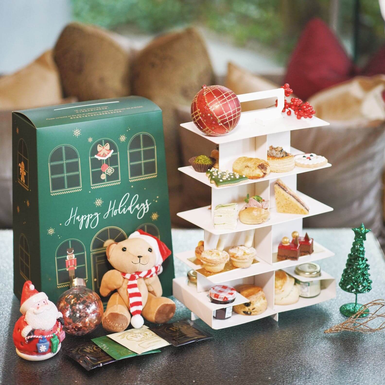 「Waltz of Festive Joys」另設聖誕外攜下午茶,幽綠盒子加上薑餅屋設計,好有聖誕氣氛!