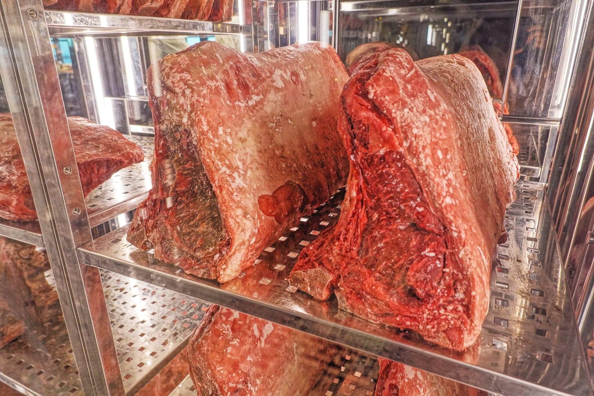 牛肉喺恆溫、恆濕嘅冷藏熟成室中待21~45天,令牛肉自身嘅酵素將肉質軟化,烹調時可擁有更好嘅口感。