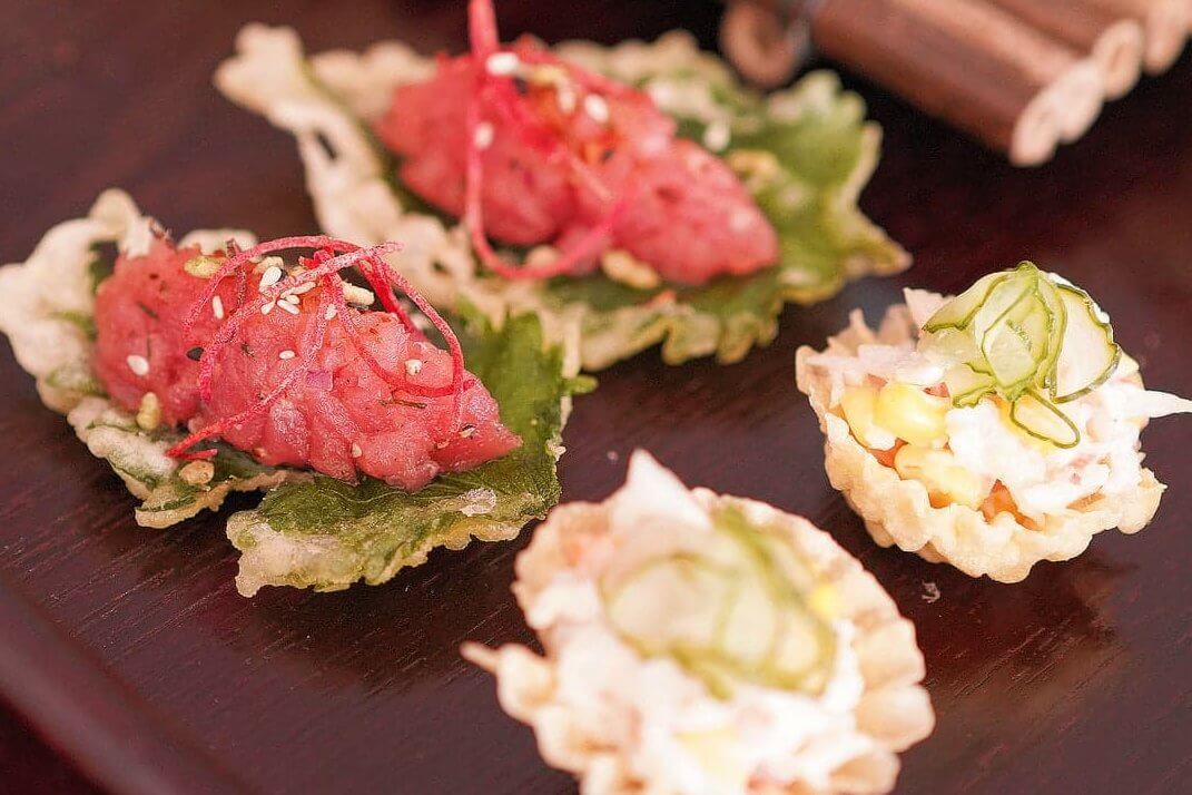 吞拿魚他他配香脆紫蘇葉及芥末脆米