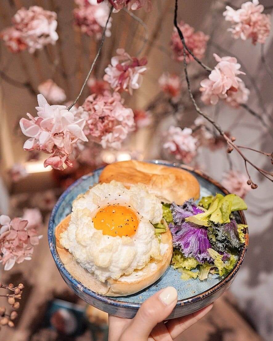 Cloub Egg Bagel