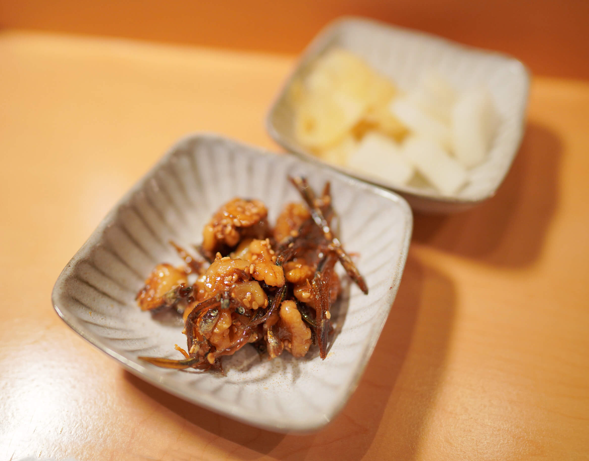 前菜為蘿蔔漬物及腰果魚拌菜。